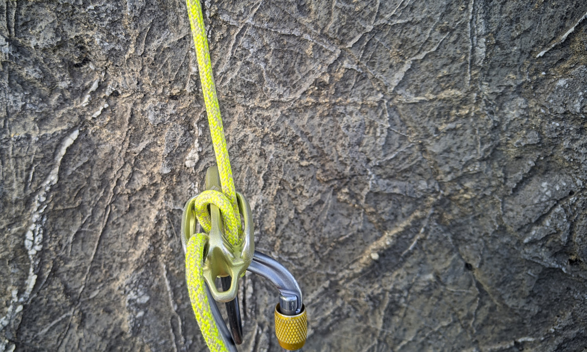 Podemos introducir dos veces el cordino por el descendedor, en este caso un Alpine ATC-Guide de Black Diamond