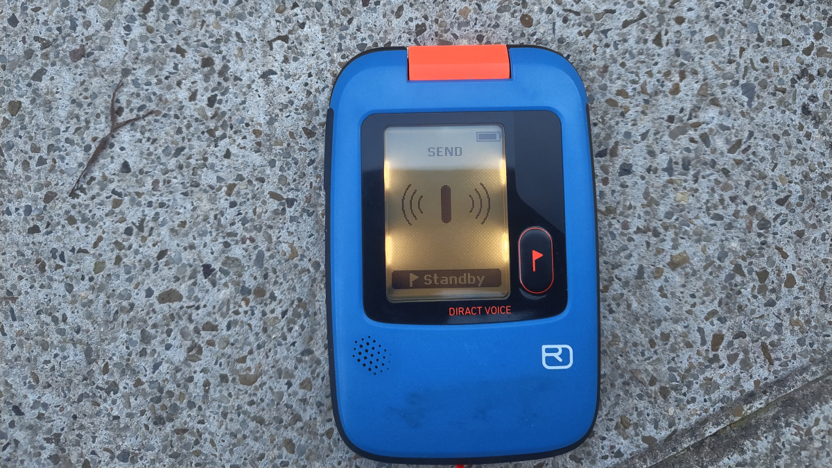 En modo emisión se muestra en la pantalla la antena que está emitiendo, en este caso la principal, la más larga.