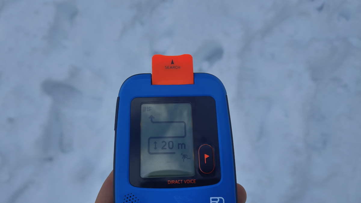 Cuando el Diract Voice detecta interferencias lo indica en la pantalla, reduciendo el ancho de búsqueda a 20 metros.