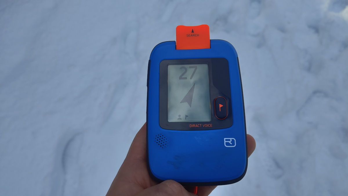 Cuando marcamos una víctima, aparece una bandera en lugar del icono de la persona. En este caso tenemos una víctima a 27 metros y otra descartada.