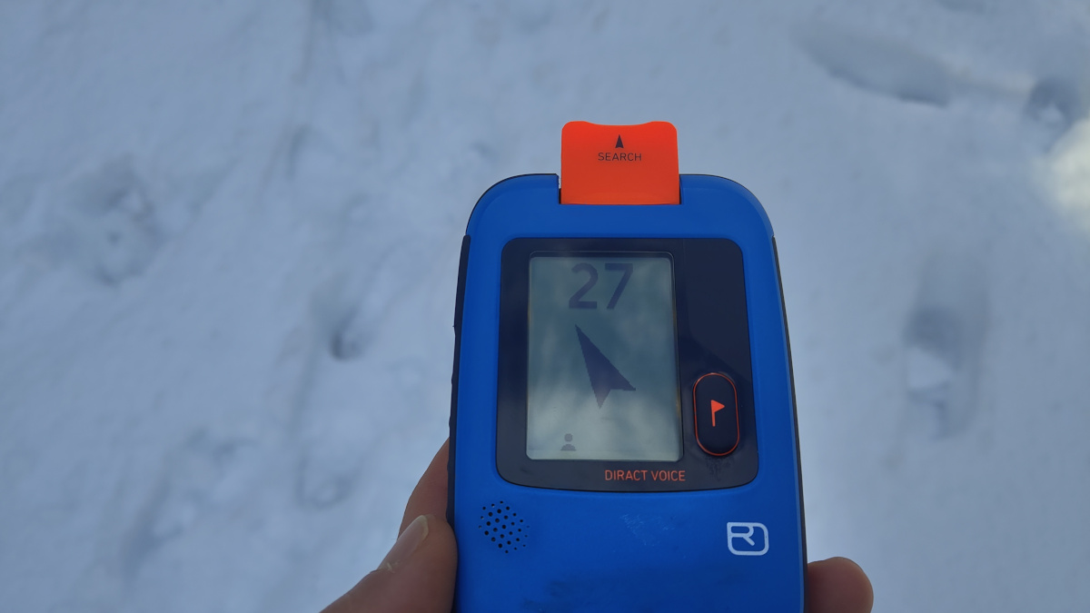 La pantalla muestra de forma clara la distancia y la dirección de la víctima.